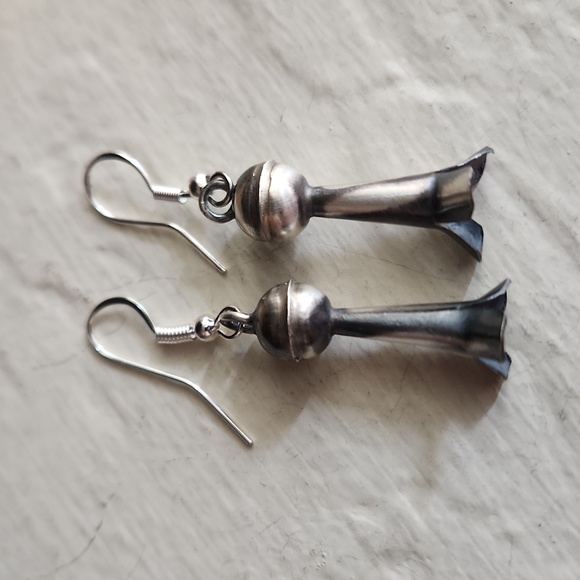 NWOT Native American Navajo Squash Blossom Sterling Earrings 🩵 - Picture 4 of 10